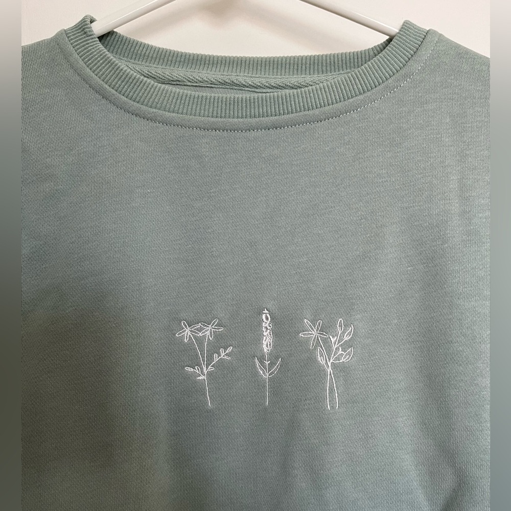 Sage sweatshirt with dainty flower design